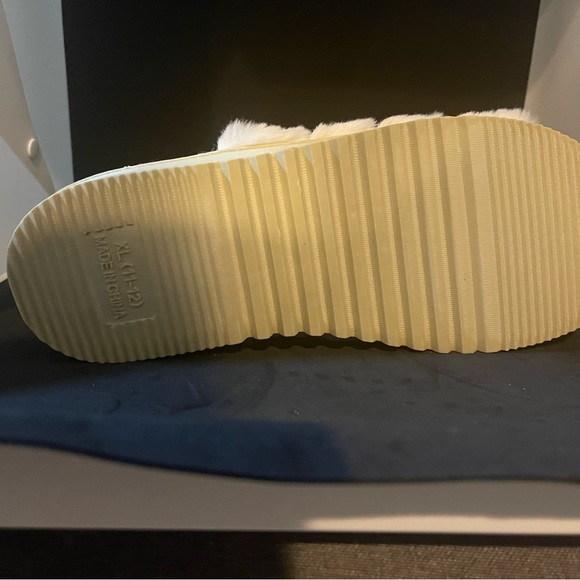 Abound White Slippers - Picture 3 of 3